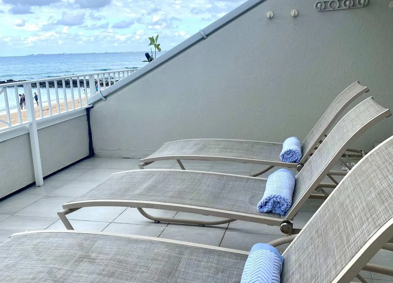 Vakantiehuis Oceanfront 3-Br Condo With Large Beachfront Terrace Dog City Kaaiman-eilanden