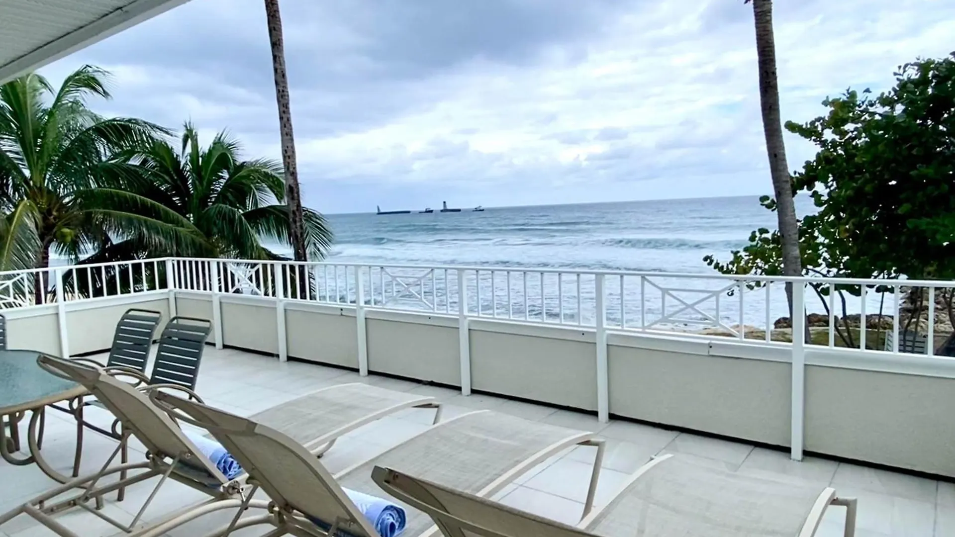Oceanfront 3-Br Condo With Large Beachfront Terrace Dog City